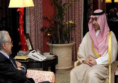 ​الأمير عبدالعزيز بن عبدالله لدى استقباله الإبراهيمي في جدة